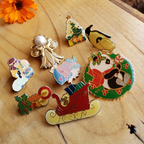 Lot of Nine Vintage Christmas Novelty Pins - Picture 2 of 6